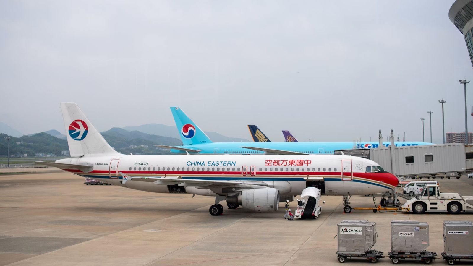 Boeing 737-89P — MU5735